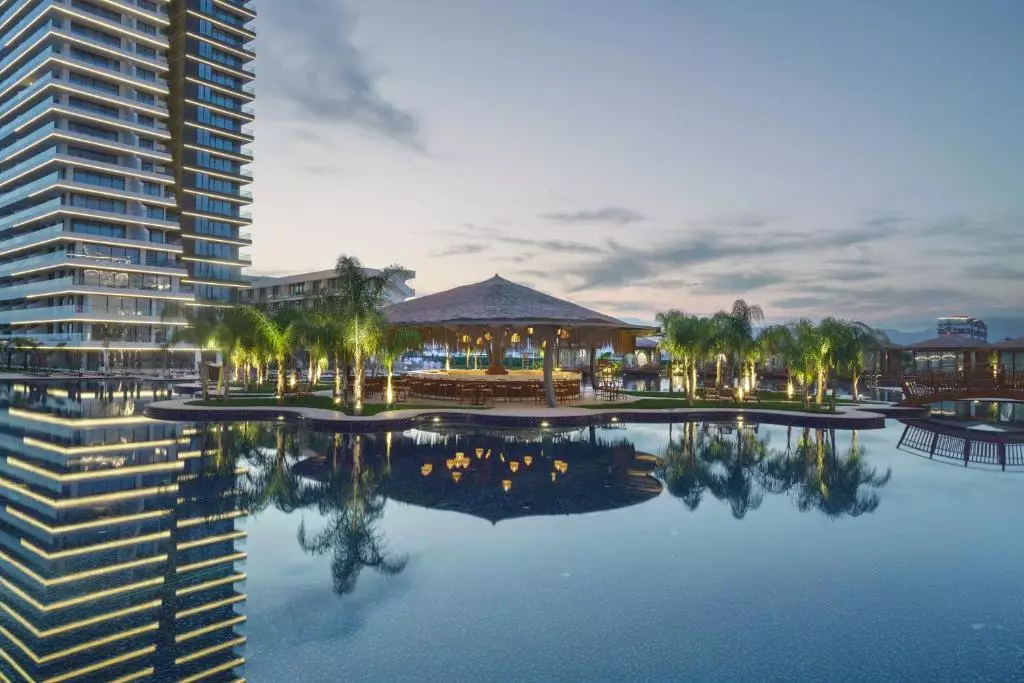 نمای استخر هتل گرند سفیر قبرس شمالی